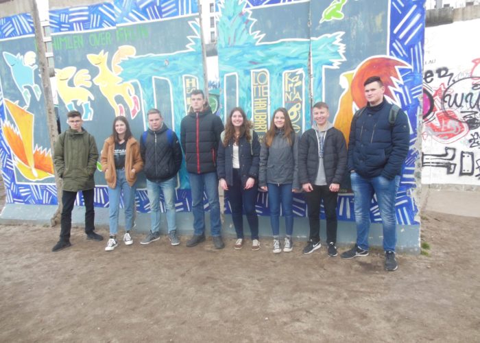 Gruppenbild mit 8 Personen vor Mauerstücken
